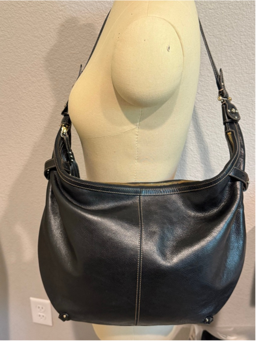 Women's Liz Claiborne Black Leather Shoulder Bag One Size Gold Hardware